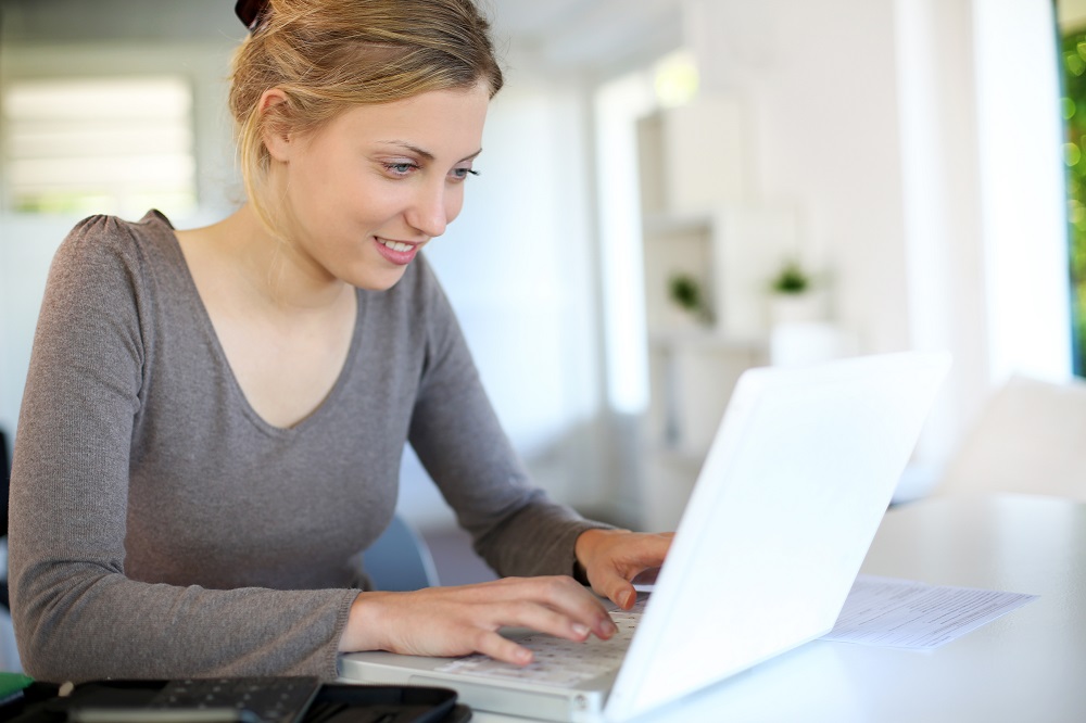 online mentoring girl and screen – shutterstock_105669554(1)